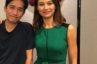 墨绿连衣裙更能衬托出你那恬静的笑容