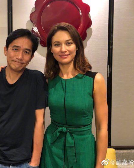 墨绿连衣裙更能衬托出你那恬静的笑容