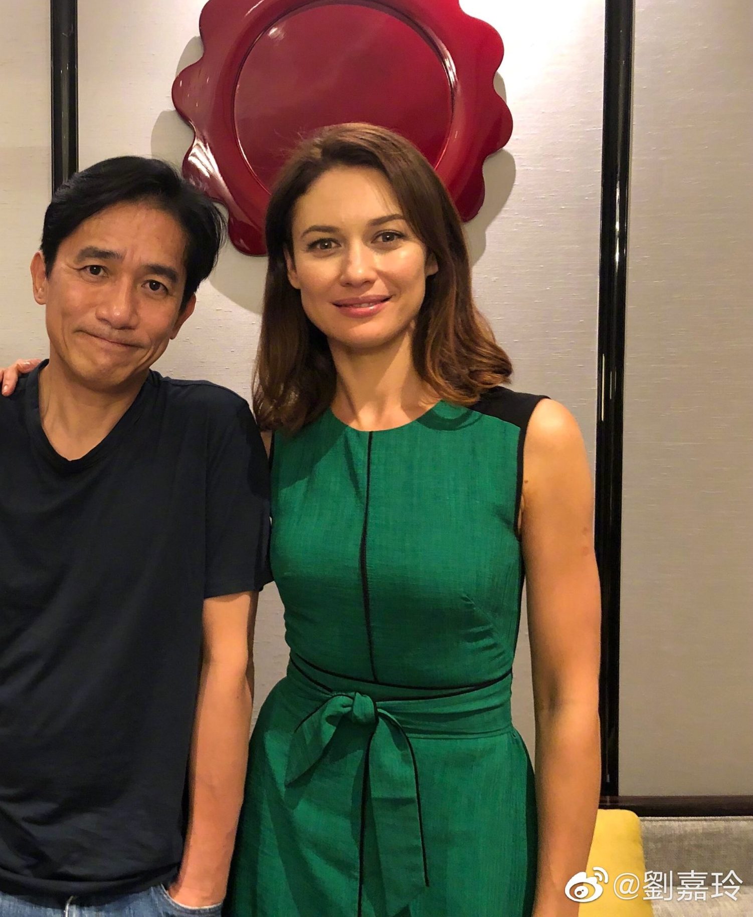 墨绿连衣裙更能衬托出你那恬静的笑容