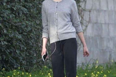 家庭主妇的装扮，舒适、放松，其实也很迷人